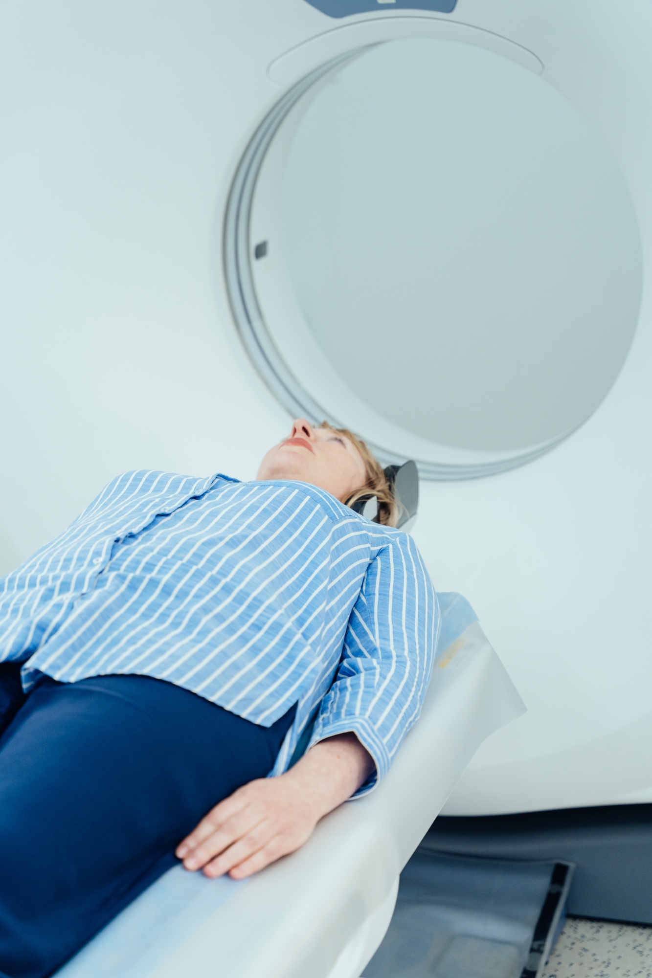 Woman enters into MRI capsule.
